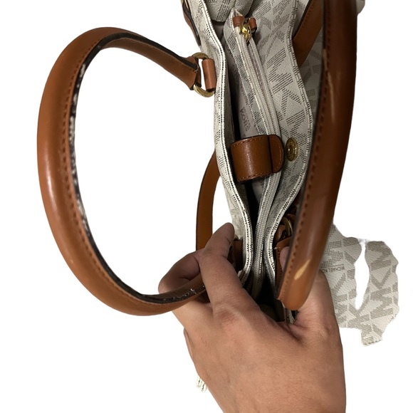 Michael kors purse - Picture 7 of 8